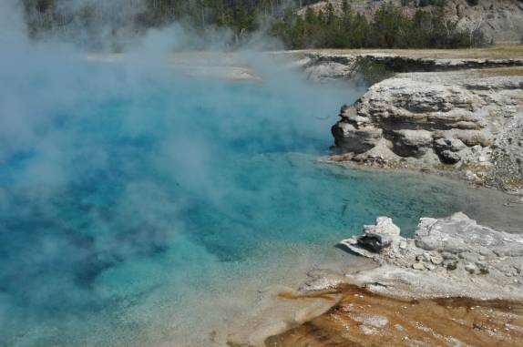 Enorme piscina de água azul e fervente, na área da Grand Prismatic Pool, no Yellowstone National Park, em Wyoming, nos Estados Unidos